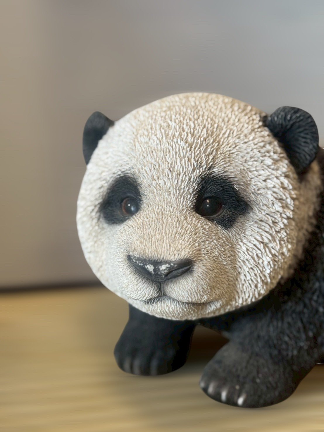 古董 古物收藏 拍賣 熊貓造型擺飾 熊貓工藝品 熊貓雕刻裝飾 樹脂石粉擺件 和平吉祥擺飾 動物造型收藏品 家居辦公裝飾 東方文化禮品 熊貓祥瑞象徵 精緻手工雕刻