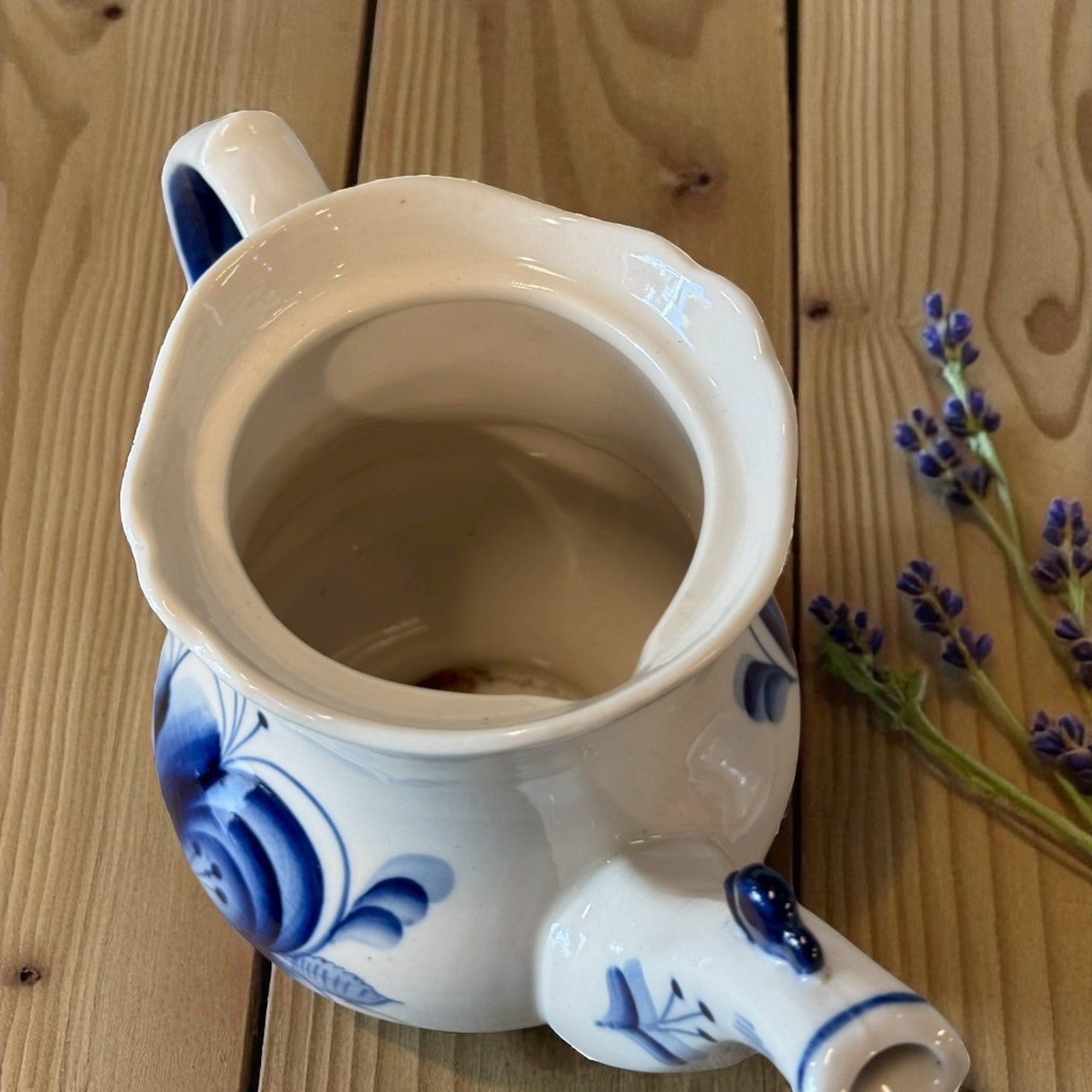 古董 古玩 古董收藏 俄羅斯手繪壺 Gzhel藍白陶瓷 藍白花紋茶壺 東歐古董茶具 手繪陶瓷收藏 藍白裝飾花壺 復古陶瓷擺件 藍白插花器 東歐茶席器皿 古典禮品推薦