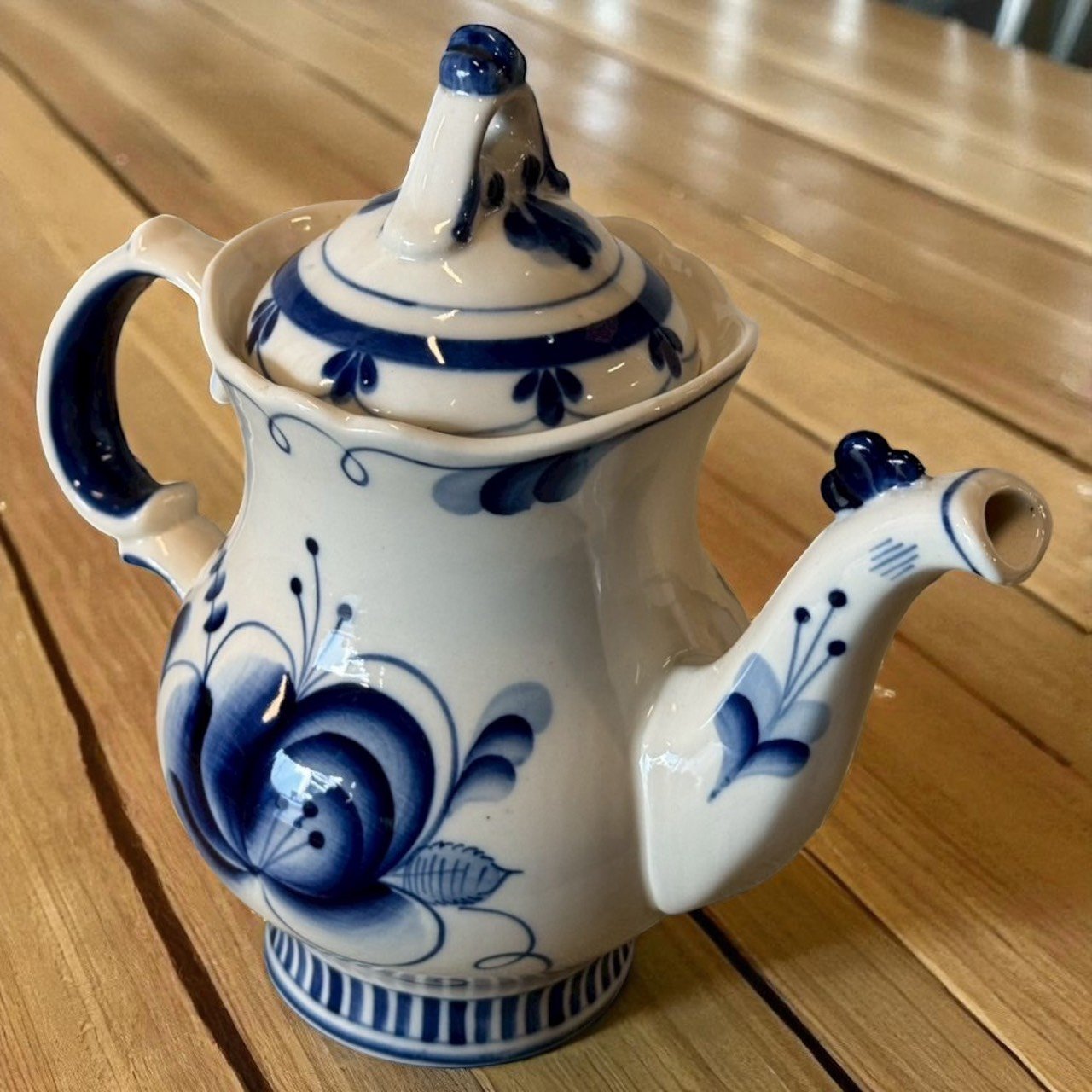 古董 古玩 古董收藏 俄羅斯手繪壺 Gzhel藍白陶瓷 藍白花紋茶壺 東歐古董茶具 手繪陶瓷收藏 藍白裝飾花壺 復古陶瓷擺件 藍白插花器 東歐茶席器皿 古典禮品推薦