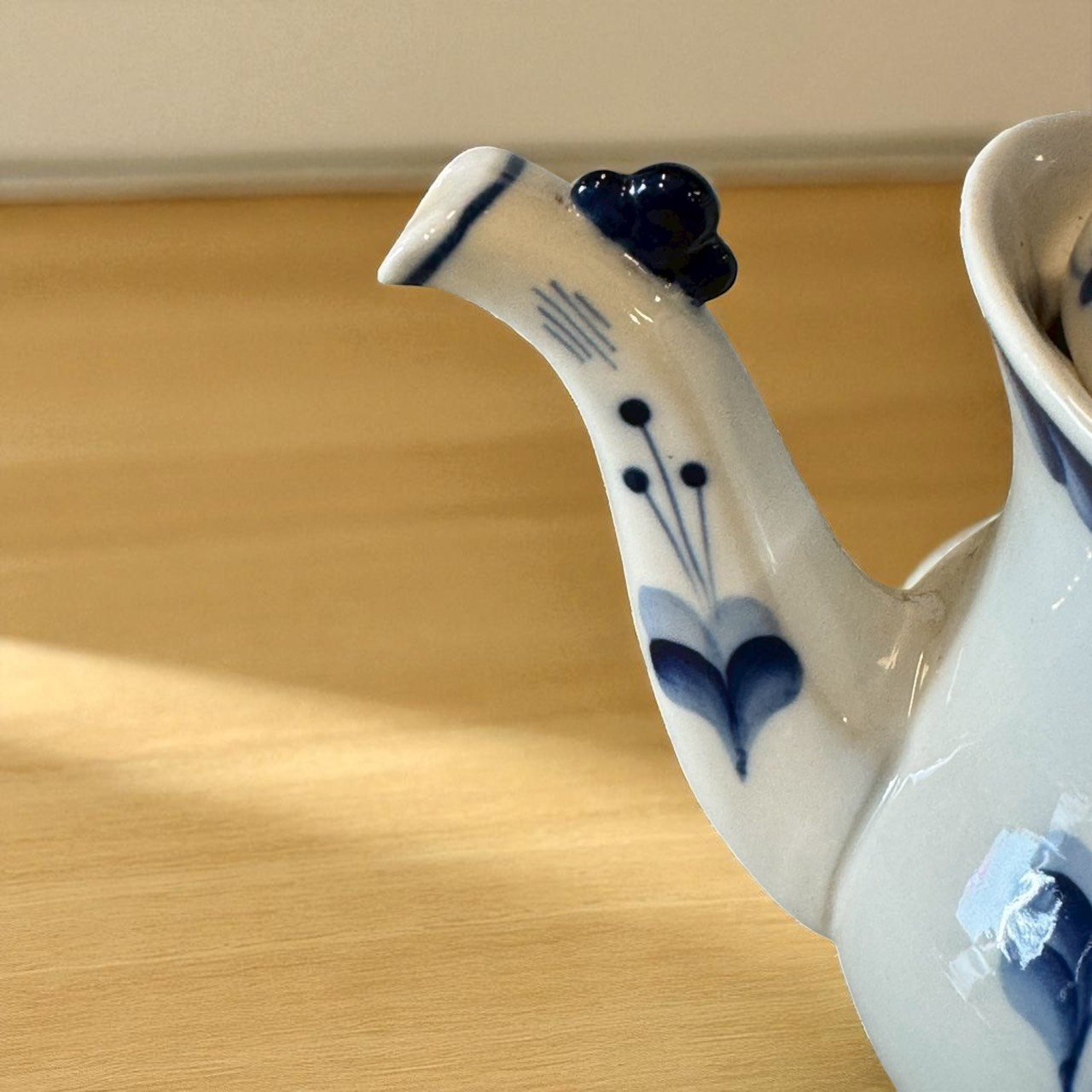 古董 古玩 古董收藏 俄羅斯手繪壺 Gzhel藍白陶瓷 藍白花紋茶壺 東歐古董茶具 手繪陶瓷收藏 藍白裝飾花壺 復古陶瓷擺件 藍白插花器 東歐茶席器皿 古典禮品推薦