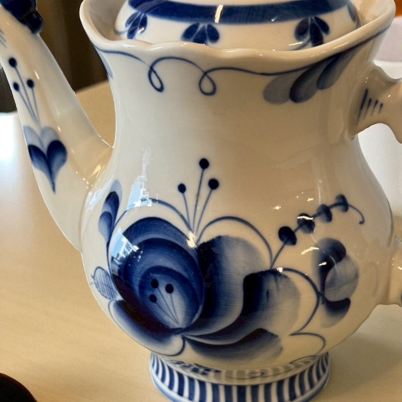 古董 古玩 古董收藏 俄羅斯手繪壺 Gzhel藍白陶瓷 藍白花紋茶壺 東歐古董茶具 手繪陶瓷收藏 藍白裝飾花壺 復古陶瓷擺件 藍白插花器 東歐茶席器皿 古典禮品推薦