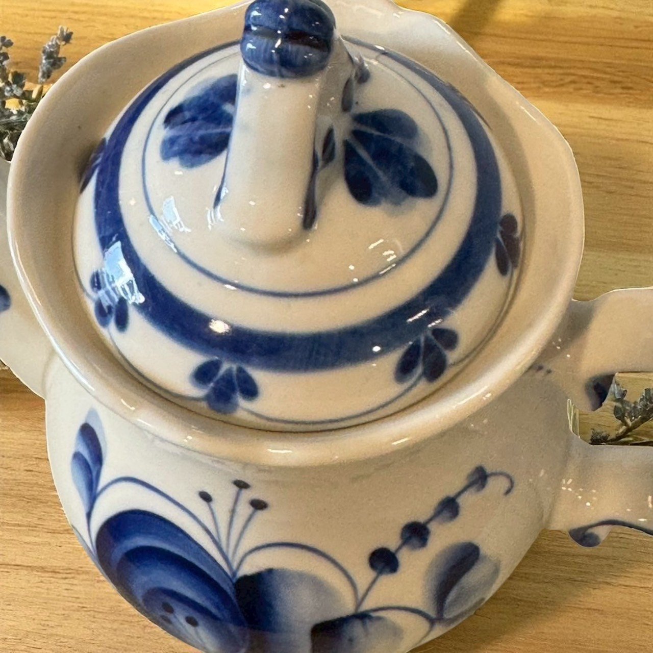 古董 古玩 古董收藏 俄羅斯手繪壺 Gzhel藍白陶瓷 藍白花紋茶壺 東歐古董茶具 手繪陶瓷收藏 藍白裝飾花壺 復古陶瓷擺件 藍白插花器 東歐茶席器皿 古典禮品推薦