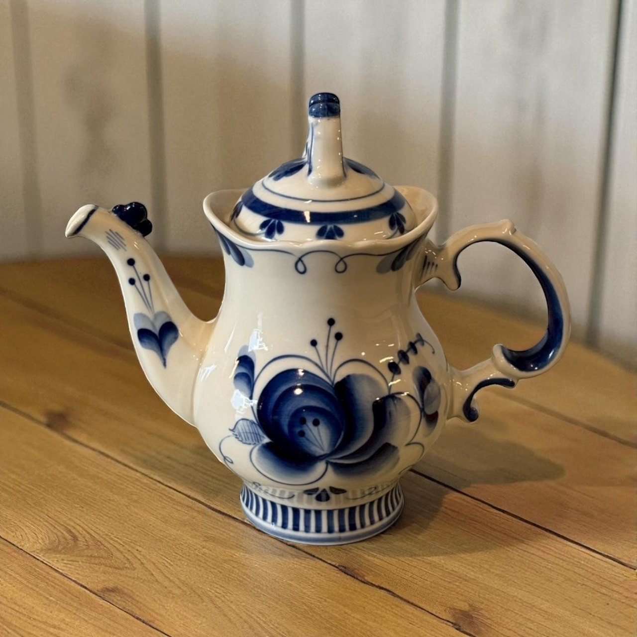古董 古玩 古董收藏 俄羅斯手繪壺 Gzhel藍白陶瓷 藍白花紋茶壺 東歐古董茶具 手繪陶瓷收藏 藍白裝飾花壺 復古陶瓷擺件 藍白插花器 東歐茶席器皿 古典禮品推薦