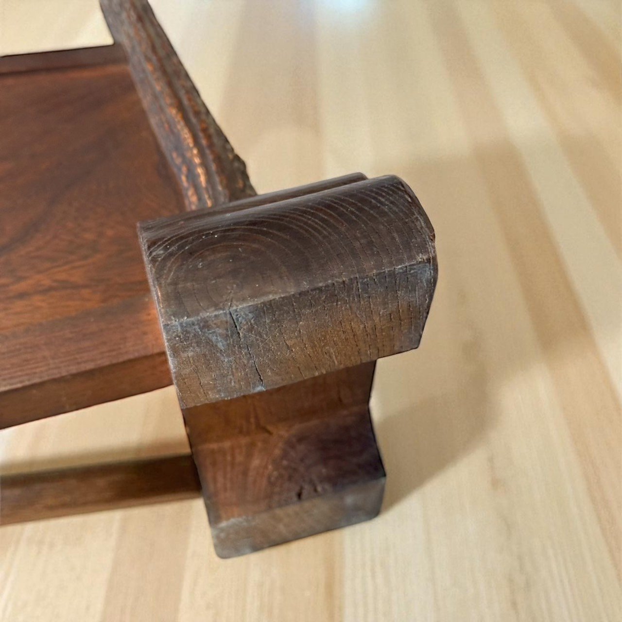 古董 古玩 古董收藏 日本鹿角刀架 手作木座刀架 武士刀展示架 日本刀收藏用品 和風刀架擺件 鹿角工藝品 武家美學擺飾 日本傳統刀劍架 和室展示刀架 收藏級刀架推薦