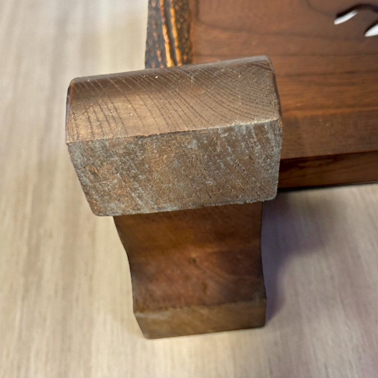 古董 古玩 古董收藏 日本鹿角刀架 手作木座刀架 武士刀展示架 日本刀收藏用品 和風刀架擺件 鹿角工藝品 武家美學擺飾 日本傳統刀劍架 和室展示刀架 收藏級刀架推薦