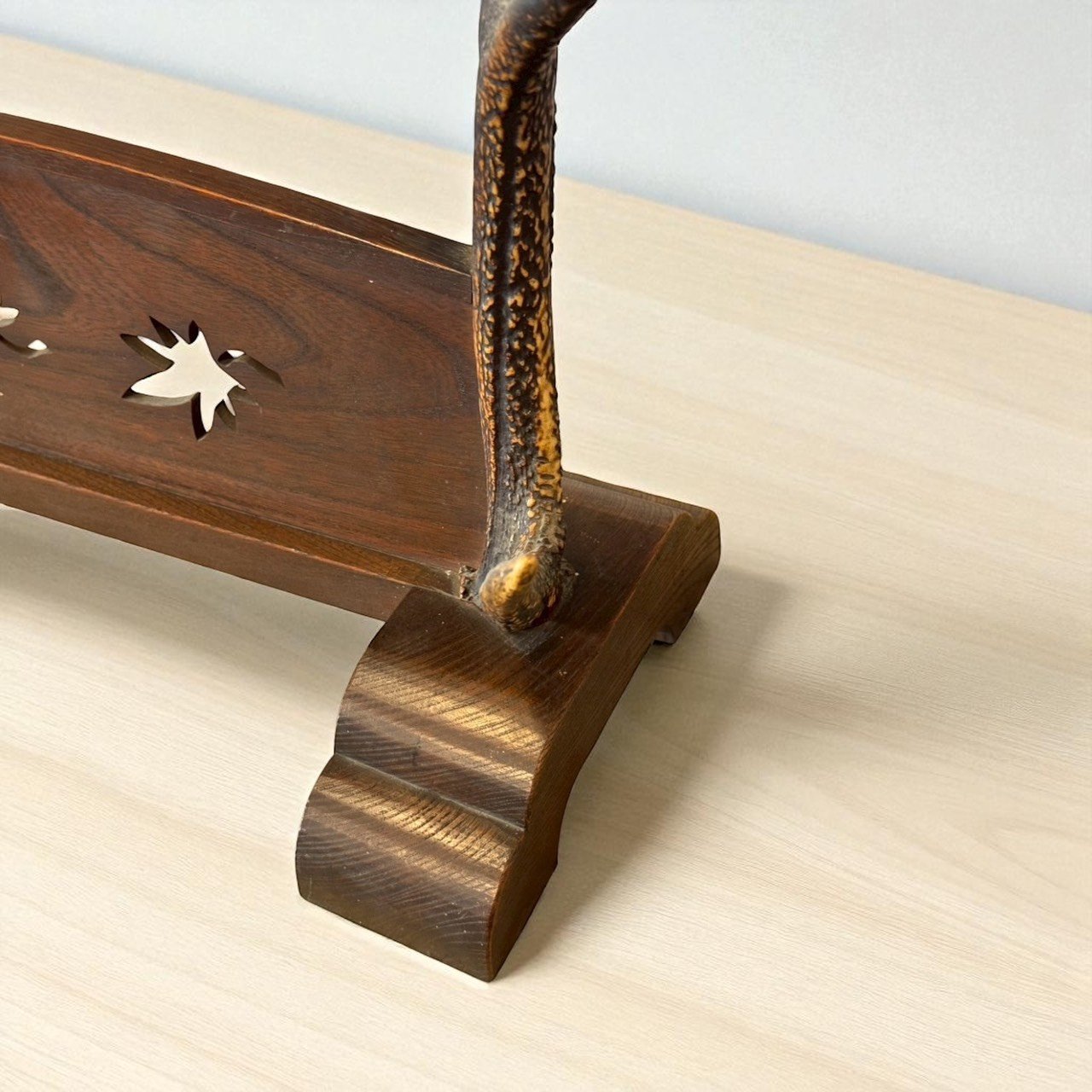 古董 古玩 古董收藏 日本鹿角刀架 手作木座刀架 武士刀展示架 日本刀收藏用品 和風刀架擺件 鹿角工藝品 武家美學擺飾 日本傳統刀劍架 和室展示刀架 收藏級刀架推薦