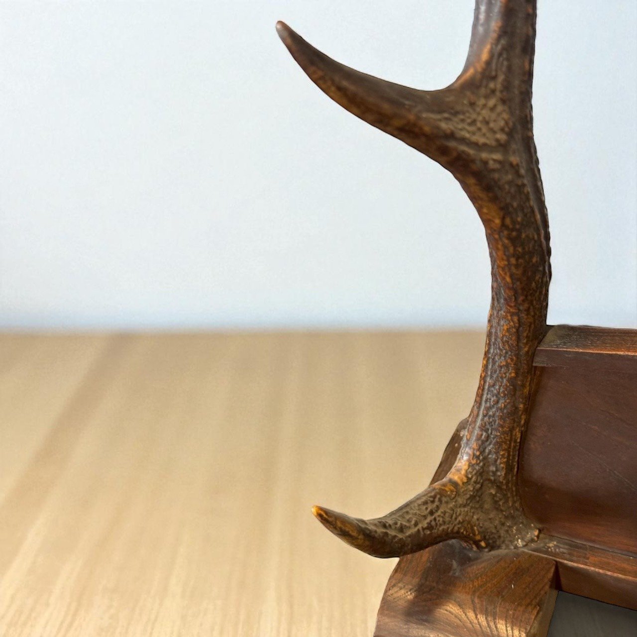 古董 古玩 古董收藏 日本鹿角刀架 手作木座刀架 武士刀展示架 日本刀收藏用品 和風刀架擺件 鹿角工藝品 武家美學擺飾 日本傳統刀劍架 和室展示刀架 收藏級刀架推薦