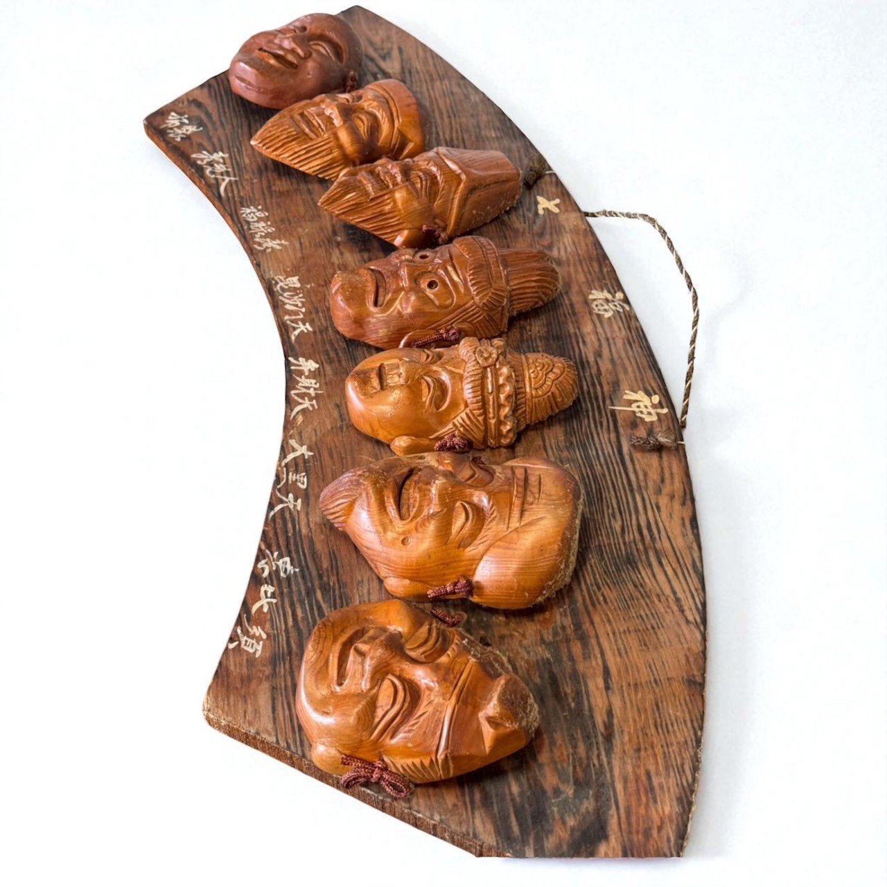 古董 古玩 古董收藏 日本七福神掛飾 木雕七福神 日本早期手作工藝 和風吉祥擺件 七福神木雕藝術 招財納福掛飾 日本昭和民藝 和室牆面裝飾 吉祥收藏品推薦 日本傳統木雕掛件