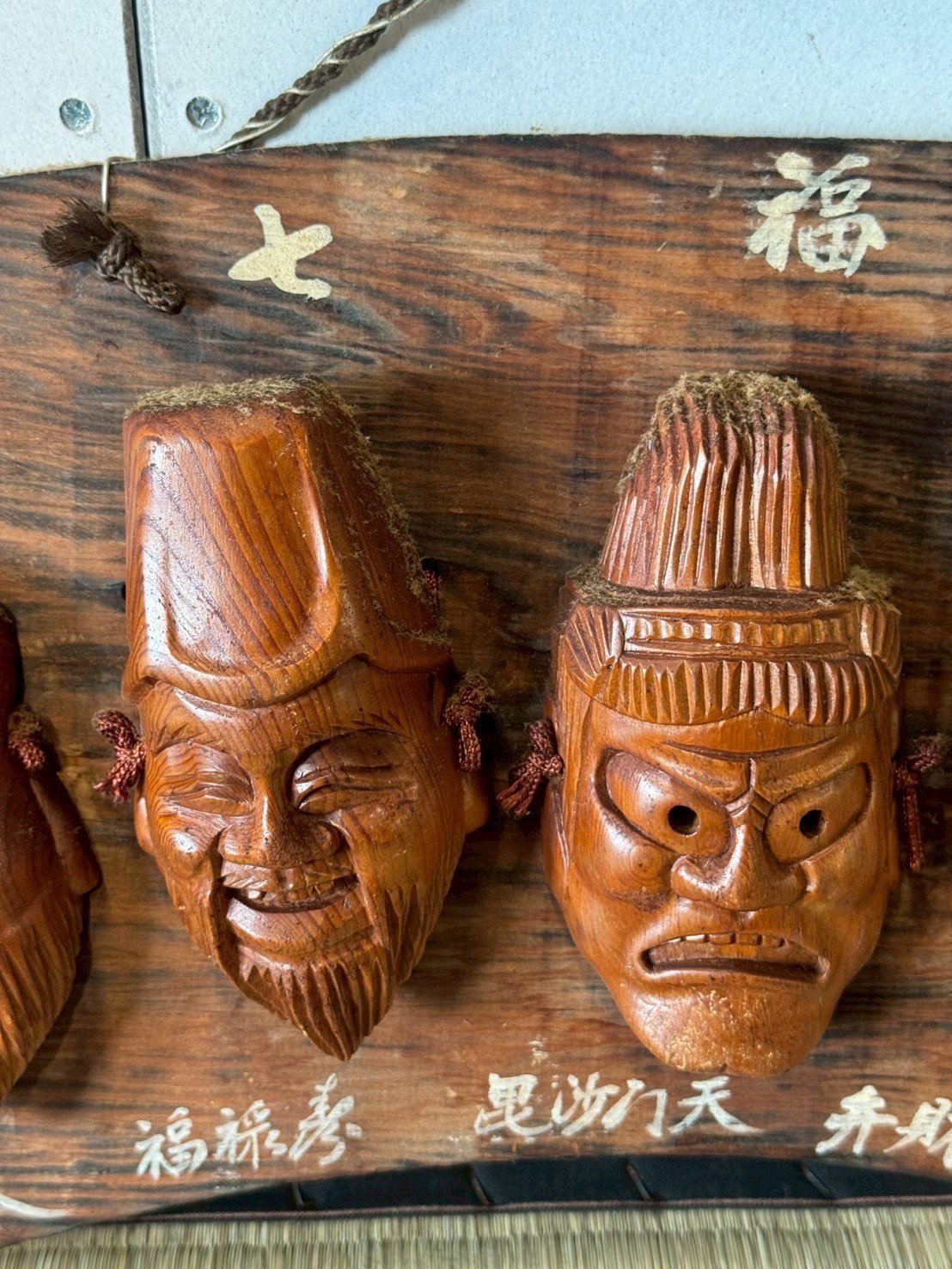 古董 古玩 古董收藏 日本七福神掛飾 木雕七福神 日本早期手作工藝 和風吉祥擺件 七福神木雕藝術 招財納福掛飾 日本昭和民藝 和室牆面裝飾 吉祥收藏品推薦 日本傳統木雕掛件