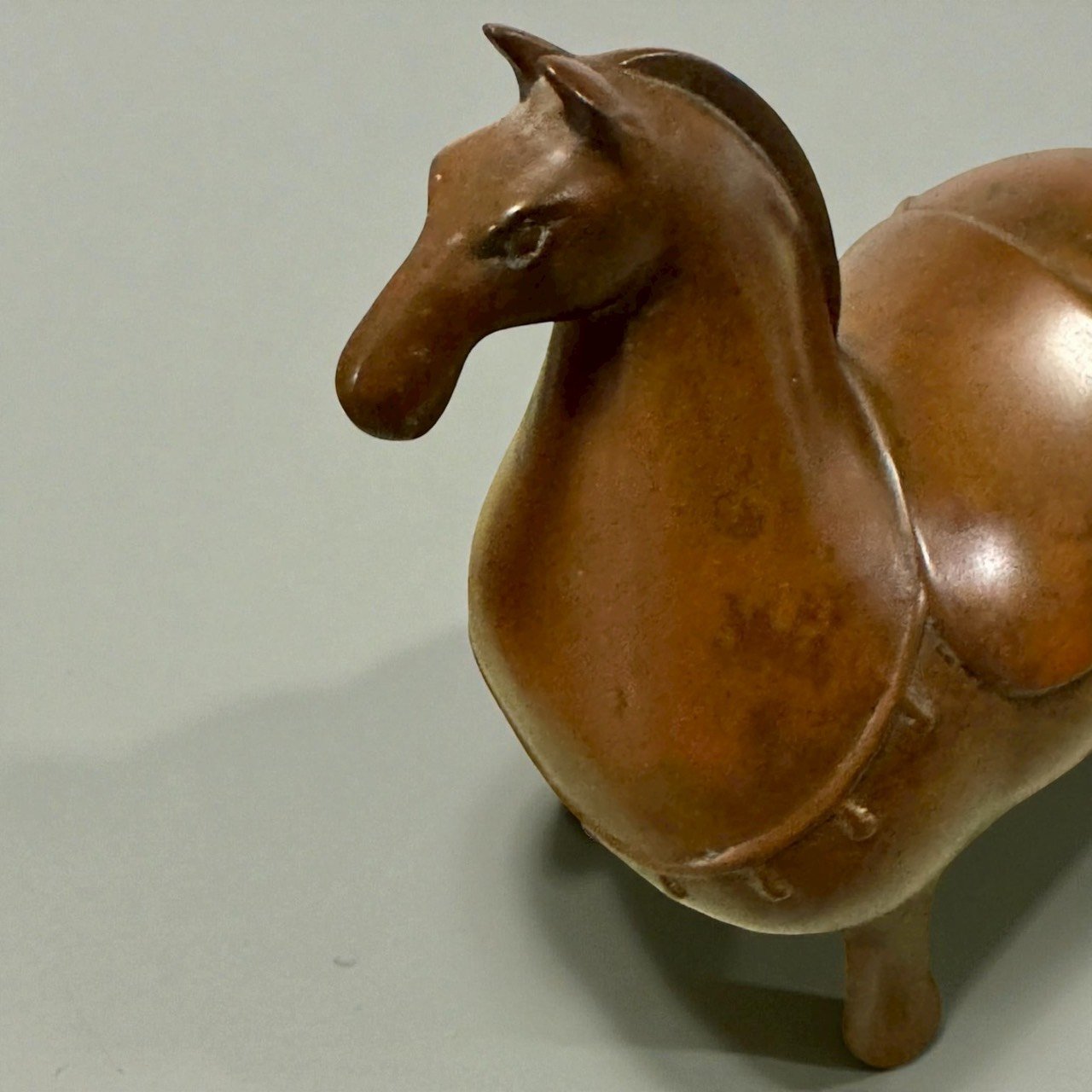 古董 古玩 收藏 大行日本藝術倉儲 日本鑄銅馬 昭和金工藝術 銅製馬雕像 褐銅包漿擺飾 日本古物收藏 昭和時代工藝 日本木供箱 馬到成功擺件 和風書房擺設 東方藝術雕塑