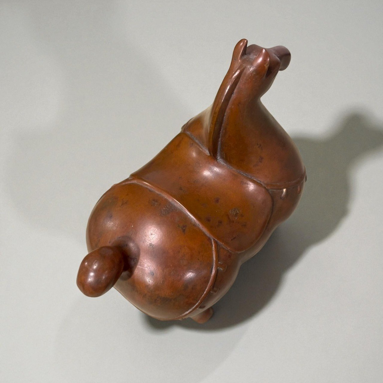 古董 古玩 收藏 大行日本藝術倉儲 日本鑄銅馬 昭和金工藝術 銅製馬雕像 褐銅包漿擺飾 日本古物收藏 昭和時代工藝 日本木供箱 馬到成功擺件 和風書房擺設 東方藝術雕塑