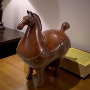 古董 古玩 收藏 大行日本藝術倉儲 日本鑄銅馬 昭和金工藝術 銅製馬雕像 褐銅包漿擺飾 日本古物收藏 昭和時代工藝 日本木供箱 馬到成功擺件 和風書房擺設 東方藝術雕塑