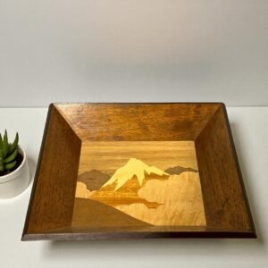 古董 古玩 收藏 日本手作木雕菓子皿 木象嵌工藝 日本和風點心盤 山景木盤 昭和木製餐皿 日式茶席擺設 原裝木供箱 日本職人工藝 和風家居擺飾 大行日本藝術倉儲