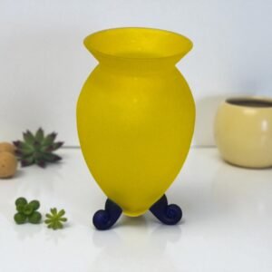 古董 古玩 收藏 日本玻璃藝術花瓶 霧面黃玻璃花器 鈷藍卷足花瓶 日式工房玻璃設計 現代和風家居擺設 北歐風插花瓶 室內花藝裝飾 日本手作玻璃藝術 色彩對比花瓶 大行日本藝術倉儲