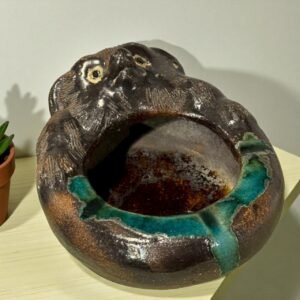 古董 古玩 收藏 日本陶製狸貓煙灰皿 昭和民藝陶器 手作陶藝擺飾 綠松石釉流陶盤 日式和風煙灰缸 日本狸貓招財擺件 陶製香灰盂 日本工房手作陶器 侘寂風居家擺設 大行日本藝術倉儲