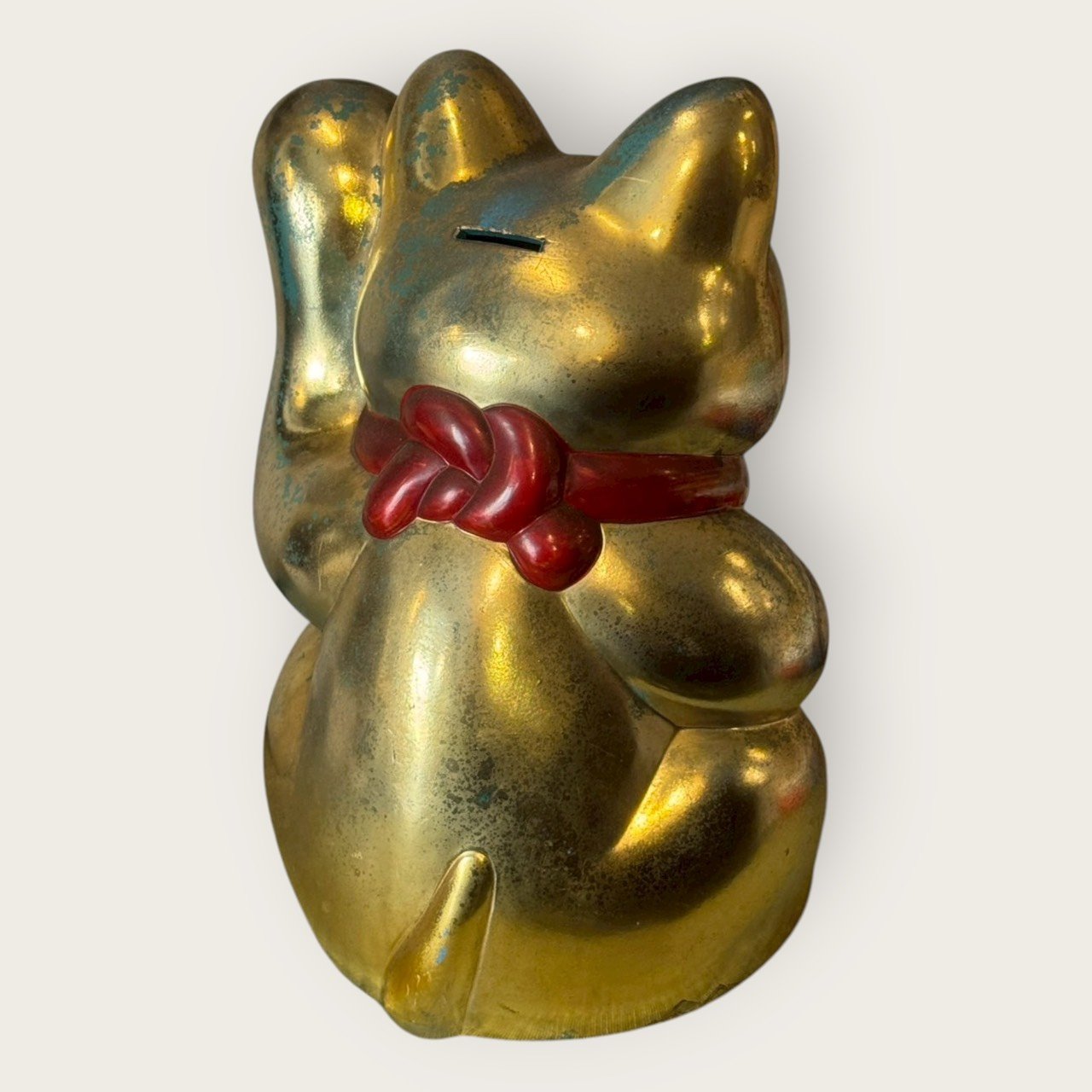 古董 古玩 收藏 日本昭和期招財貓 陶瓷金色招財貓 右手招福貓 日本老件擺飾 昭和商店文化 日本吉祥物收藏 金漆陶瓷貓 招財貓擺設 日本風水擺件 大行日本藝術倉儲