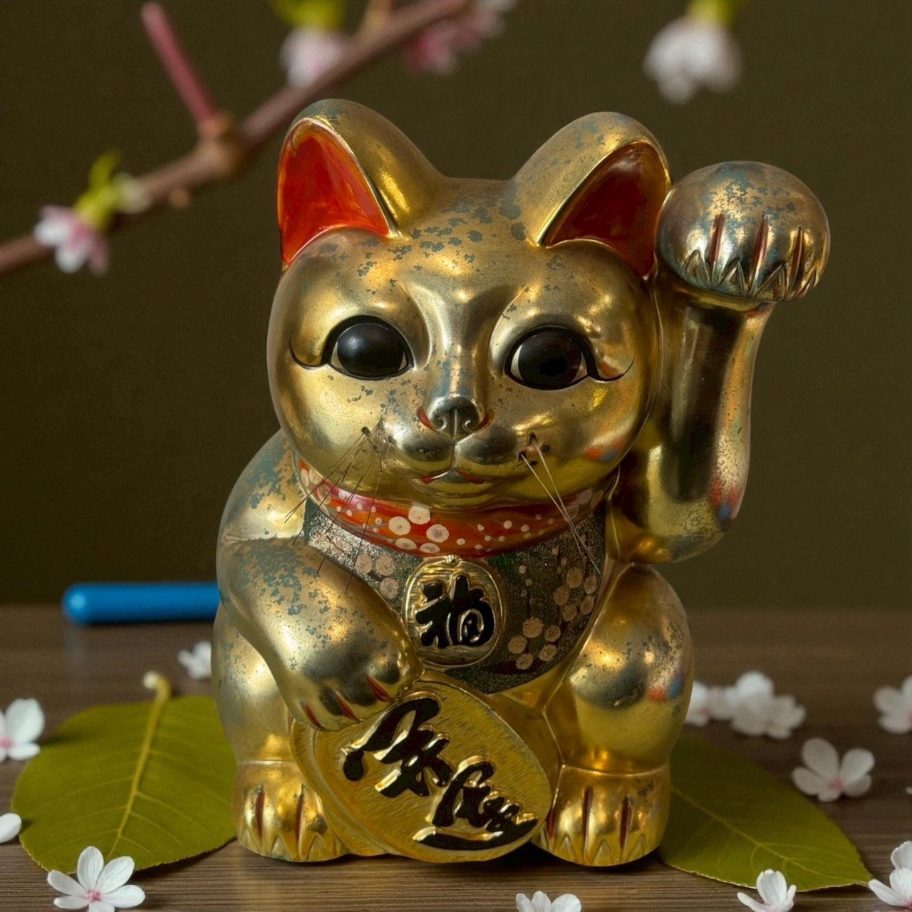 古董 古玩 收藏 日本昭和期招財貓 陶瓷金色招財貓 右手招福貓 日本老件擺飾 昭和商店文化 日本吉祥物收藏 金漆陶瓷貓 招財貓擺設 日本風水擺件 大行日本藝術倉儲