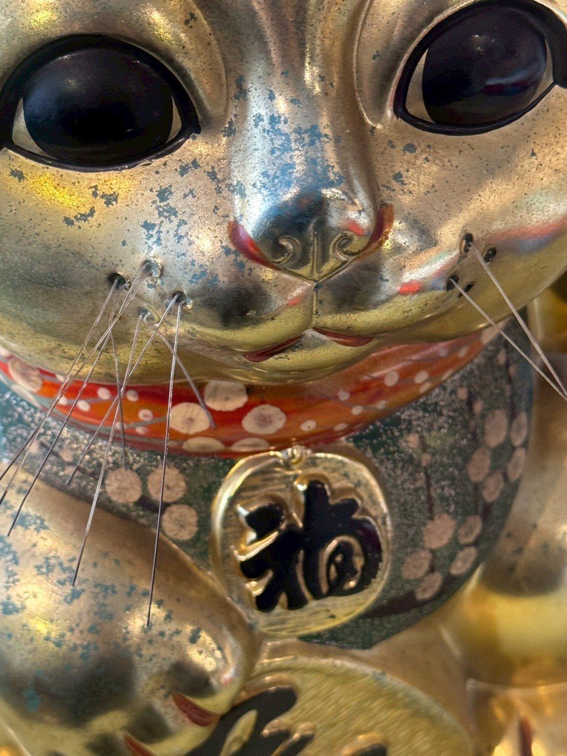 古董 古玩 收藏 日本昭和期招財貓 陶瓷金色招財貓 右手招福貓 日本老件擺飾 昭和商店文化 日本吉祥物收藏 金漆陶瓷貓 招財貓擺設 日本風水擺件 大行日本藝術倉儲