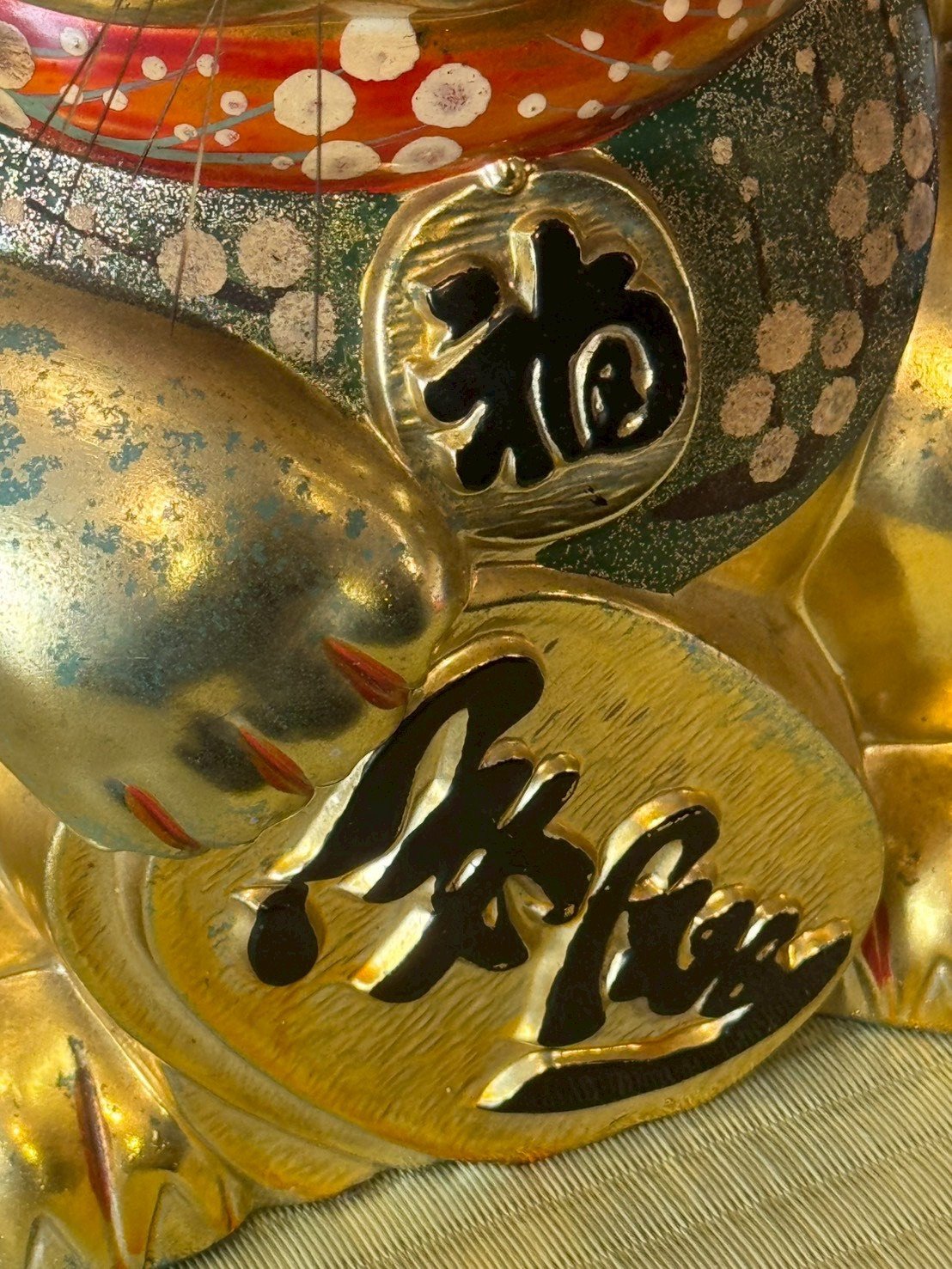 古董 古玩 收藏 日本昭和期招財貓 陶瓷金色招財貓 右手招福貓 日本老件擺飾 昭和商店文化 日本吉祥物收藏 金漆陶瓷貓 招財貓擺設 日本風水擺件 大行日本藝術倉儲