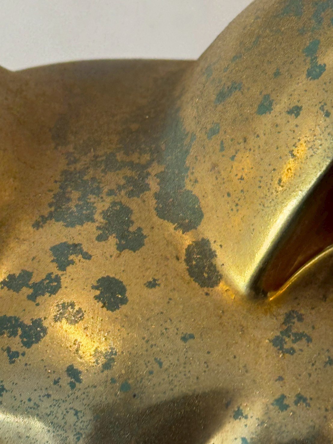 古董 古玩 收藏 日本昭和期招財貓 陶瓷金色招財貓 右手招福貓 日本老件擺飾 昭和商店文化 日本吉祥物收藏 金漆陶瓷貓 招財貓擺設 日本風水擺件 大行日本藝術倉儲