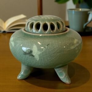 古董 古玩 收藏 高麗青瓷香爐 青釉三足香爐,開片青瓷 和風香器 日本香具 茶席香爐 佛龕供香爐 禪風擺設 大行日本藝術倉儲 侘寂風青瓷
