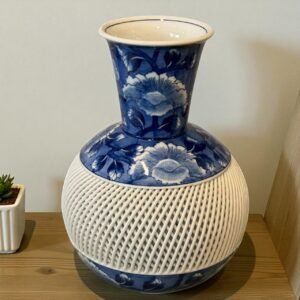 古董 古玩 收藏 大行日本藝術倉儲 青花牡丹花瓶 日本透雕籠目花器 和風藍白花瓶 日式家居擺飾花器 透空格籠造型花瓶 日本古物收藏花瓶 茶席花器推薦 玄關擺飾藝術花器 昭和風格青花花瓶 室內光影裝飾花瓶