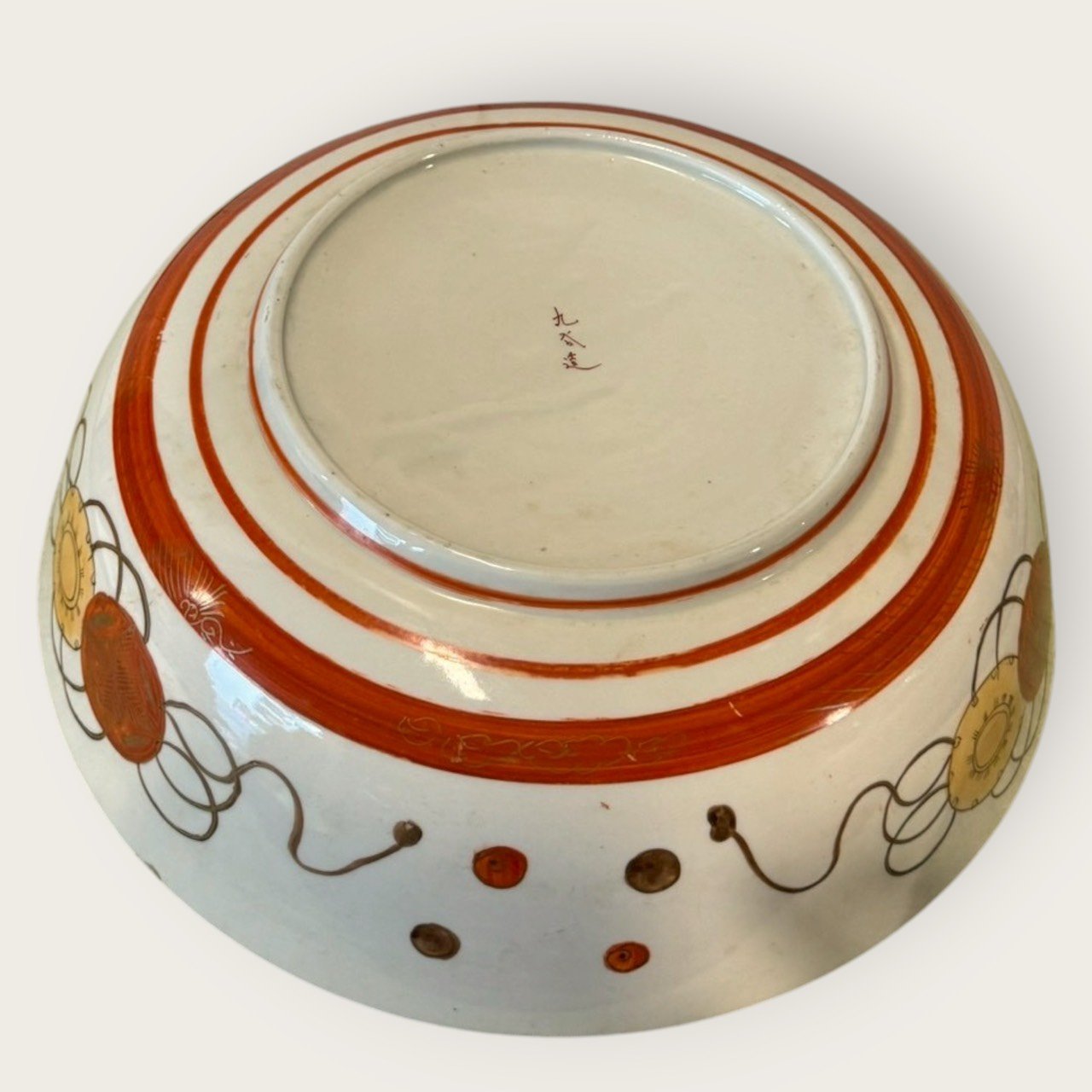 古董 古玩 收藏 大行日本藝術倉儲 九谷燒金襴手大碗 明治大正九谷人物碗 日本老件九谷燒 大尺寸九谷燒飾盤 九谷造人物風俗畫 和風陳列大碗 日本古陶收藏推薦 和室主視覺擺飾 九谷燒金彩人物圖