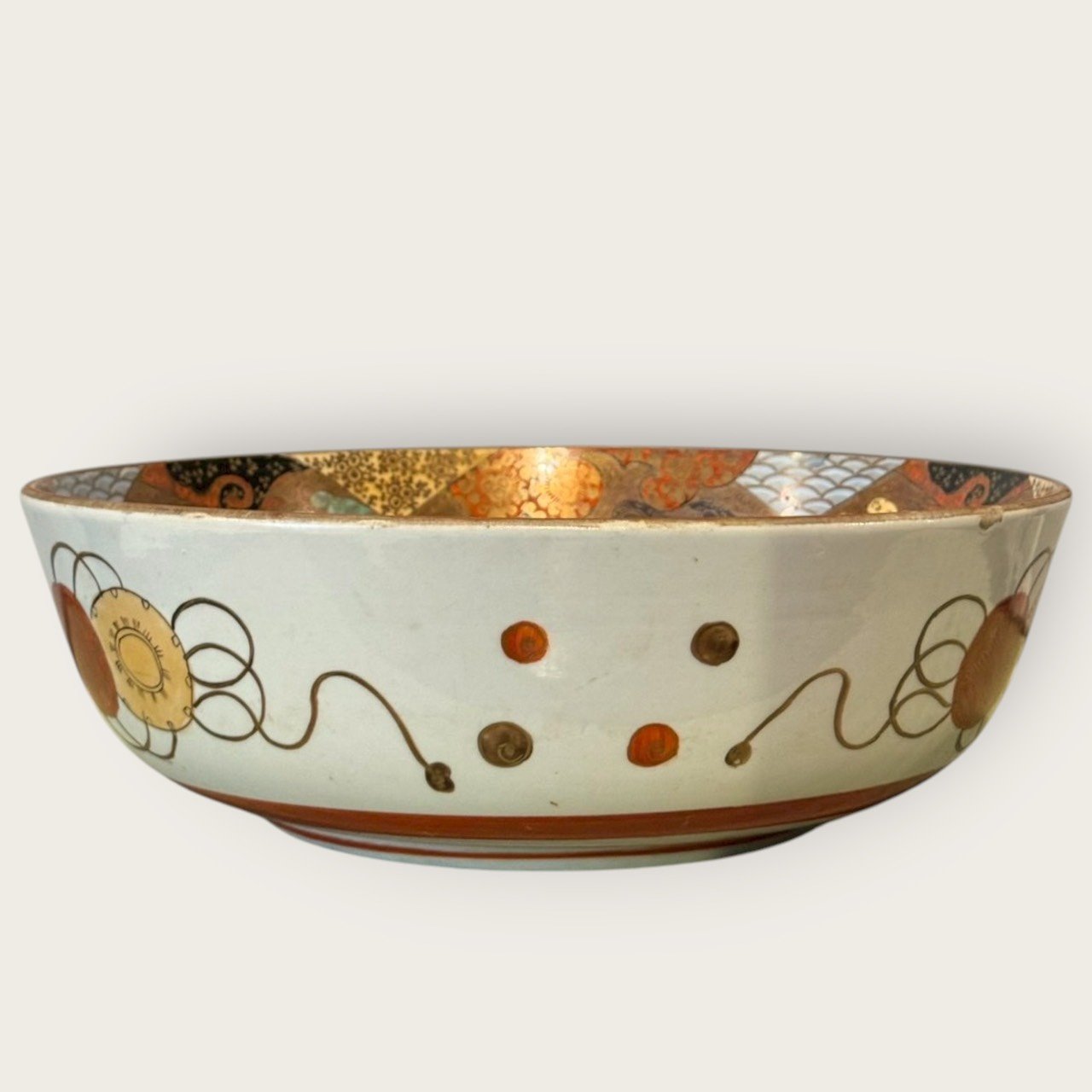 古董 古玩 收藏 大行日本藝術倉儲 九谷燒金襴手大碗 明治大正九谷人物碗 日本老件九谷燒 大尺寸九谷燒飾盤 九谷造人物風俗畫 和風陳列大碗 日本古陶收藏推薦 和室主視覺擺飾 九谷燒金彩人物圖