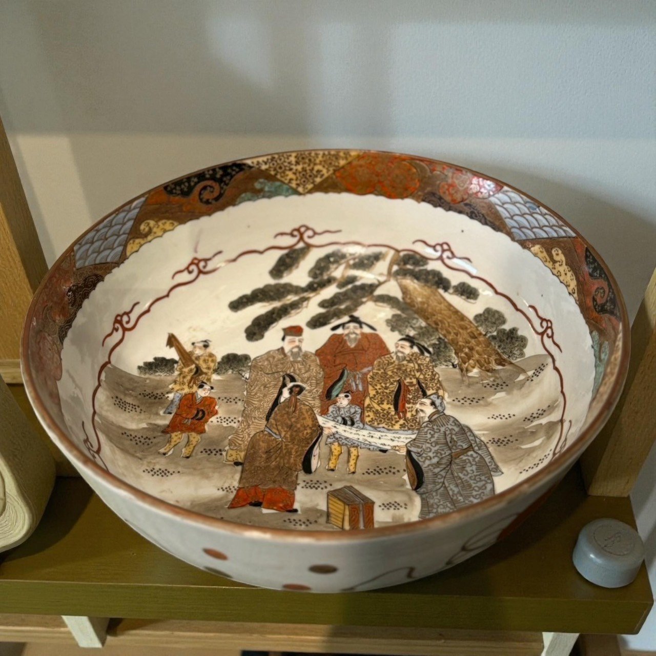 古董 古玩 收藏 大行日本藝術倉儲 九谷燒金襴手大碗 明治大正九谷人物碗 日本老件九谷燒 大尺寸九谷燒飾盤 九谷造人物風俗畫 和風陳列大碗 日本古陶收藏推薦 和室主視覺擺飾 九谷燒金彩人物圖