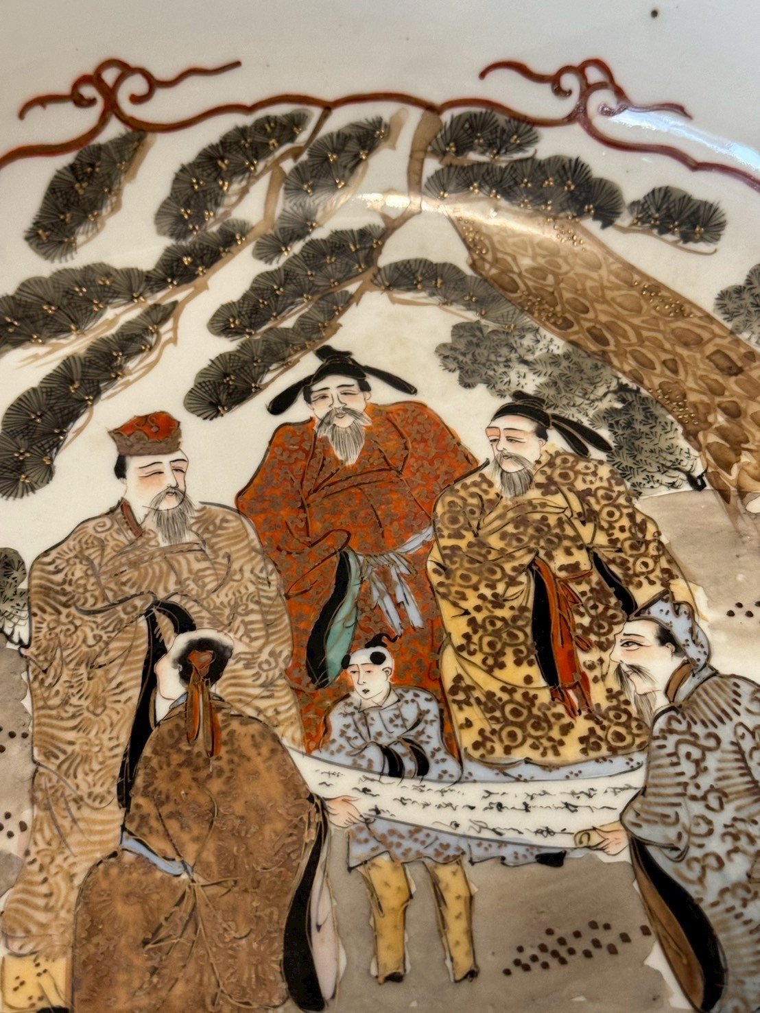 古董 古玩 收藏 大行日本藝術倉儲 九谷燒金襴手大碗 明治大正九谷人物碗 日本老件九谷燒 大尺寸九谷燒飾盤 九谷造人物風俗畫 和風陳列大碗 日本古陶收藏推薦 和室主視覺擺飾 九谷燒金彩人物圖