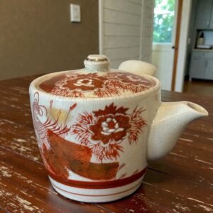 古董 古玩 收藏 九谷燒推薦 大行日本藝術倉儲 日本九谷燒急須 赤繪金彩茶壺 九谷燒茶具收藏 開片釉急須 日式橫手茶壺 日本煎茶急須 和風茶席器具 九谷赤繪茶壺 日本陶瓷茶具 日式泡茶推薦茶壺