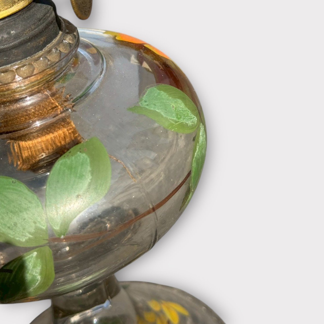 古董 古玩 收藏 大行日本藝術倉儲 日本大正浪漫油燈 手吹藍緣荷葉燈罩 手繪花草玻璃油燈 復古油燈擺飾 大正風家居佈置 古銅燈頭油燈 老件玻璃收藏 端景擺飾推薦 手工玻璃家飾 氛圍燈裝飾品