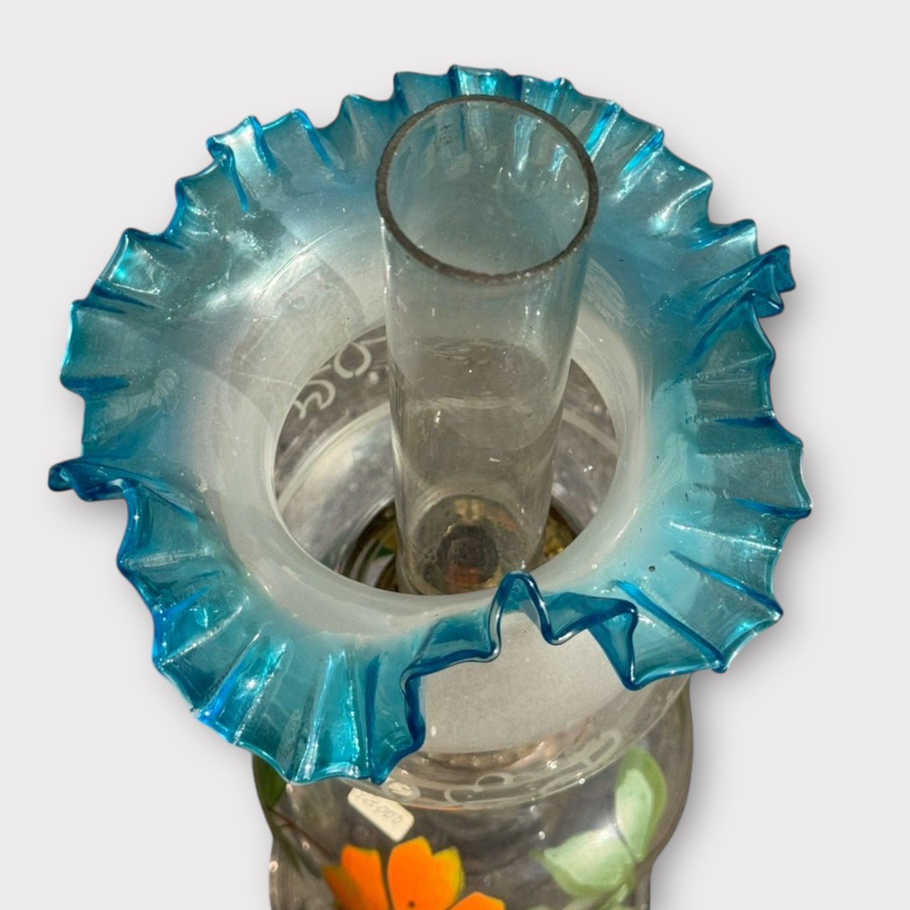 古董 古玩 收藏 大行日本藝術倉儲 日本大正浪漫油燈 手吹藍緣荷葉燈罩 手繪花草玻璃油燈 復古油燈擺飾 大正風家居佈置 古銅燈頭油燈 老件玻璃收藏 端景擺飾推薦 手工玻璃家飾 氛圍燈裝飾品