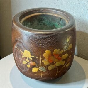 古董 古玩 收藏 大行日本藝術倉儲 日本昭和火鉢 欅木手工火鉢 金彩花紋木器 和風家居擺飾 日本古民具收藏 昭和木製收納容器 茶席佈置道具 和室擺件推薦 日式老件木器 古董木器展示