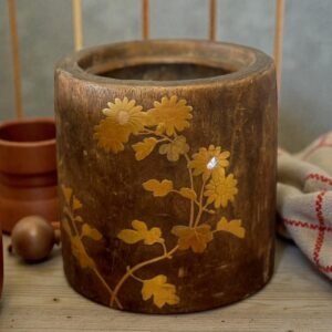 古董 古玩 收藏 大行日本藝術倉儲 和風桐木火鉢 日本小型火鉢 金彩菊花木器 日式茶席擺飾 和室空間佈置 老件木製收納容器 日本古民具收藏 香道炭盤外壺 日式花器外套 昭和風家居擺件