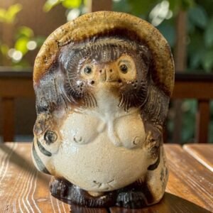 古董 古玩 收藏 大行日本藝術倉儲 日本陶製狸貓 招福狸貓擺飾 日本橋西川紀念品 日本土產陶偶 窯變釉陶器 玄關招財擺件 店鋪櫃台吉祥物 昭和風陶偶收藏 日本招財小物 和風家居裝飾品