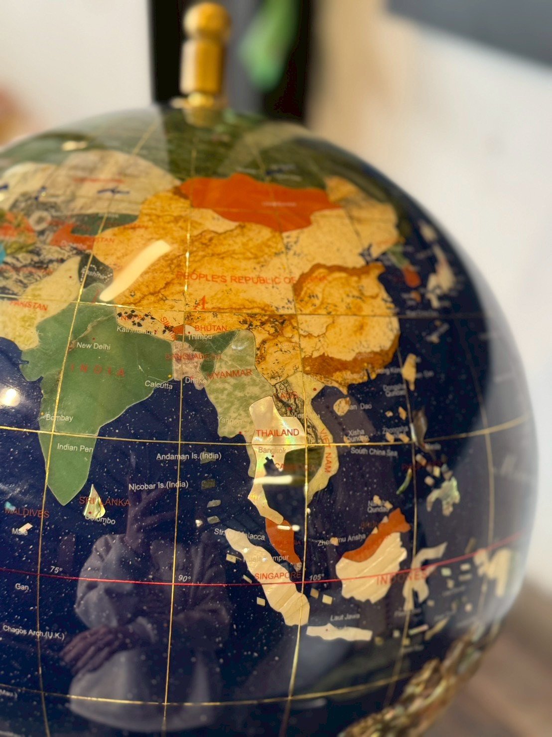 古董 古玩 收藏 大行日本藝術倉儲 歐風地球儀擺飾 寶石拼貼地球儀 礦石拼貼地球儀 精品地球儀擺件 書房地球儀裝飾 復古地球儀擺飾 歐式書房擺件 店面展示地球儀 商業空間裝飾擺件 高級地球儀收藏