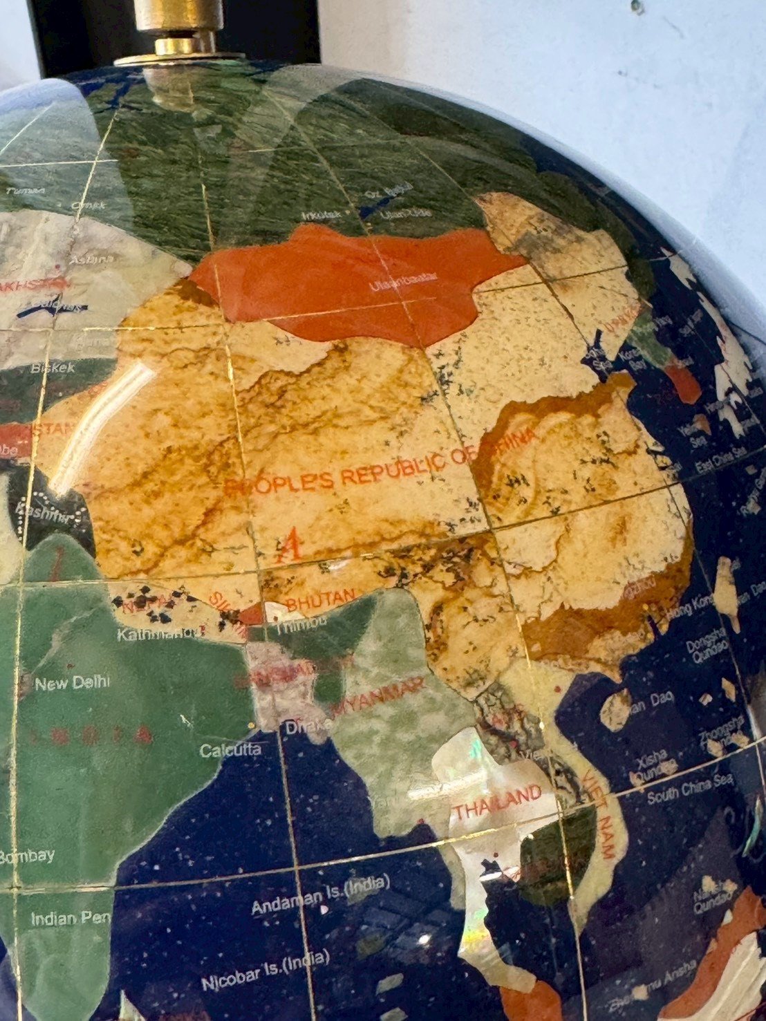 古董 古玩 收藏 大行日本藝術倉儲 歐風地球儀擺飾 寶石拼貼地球儀 礦石拼貼地球儀 精品地球儀擺件 書房地球儀裝飾 復古地球儀擺飾 歐式書房擺件 店面展示地球儀 商業空間裝飾擺件 高級地球儀收藏