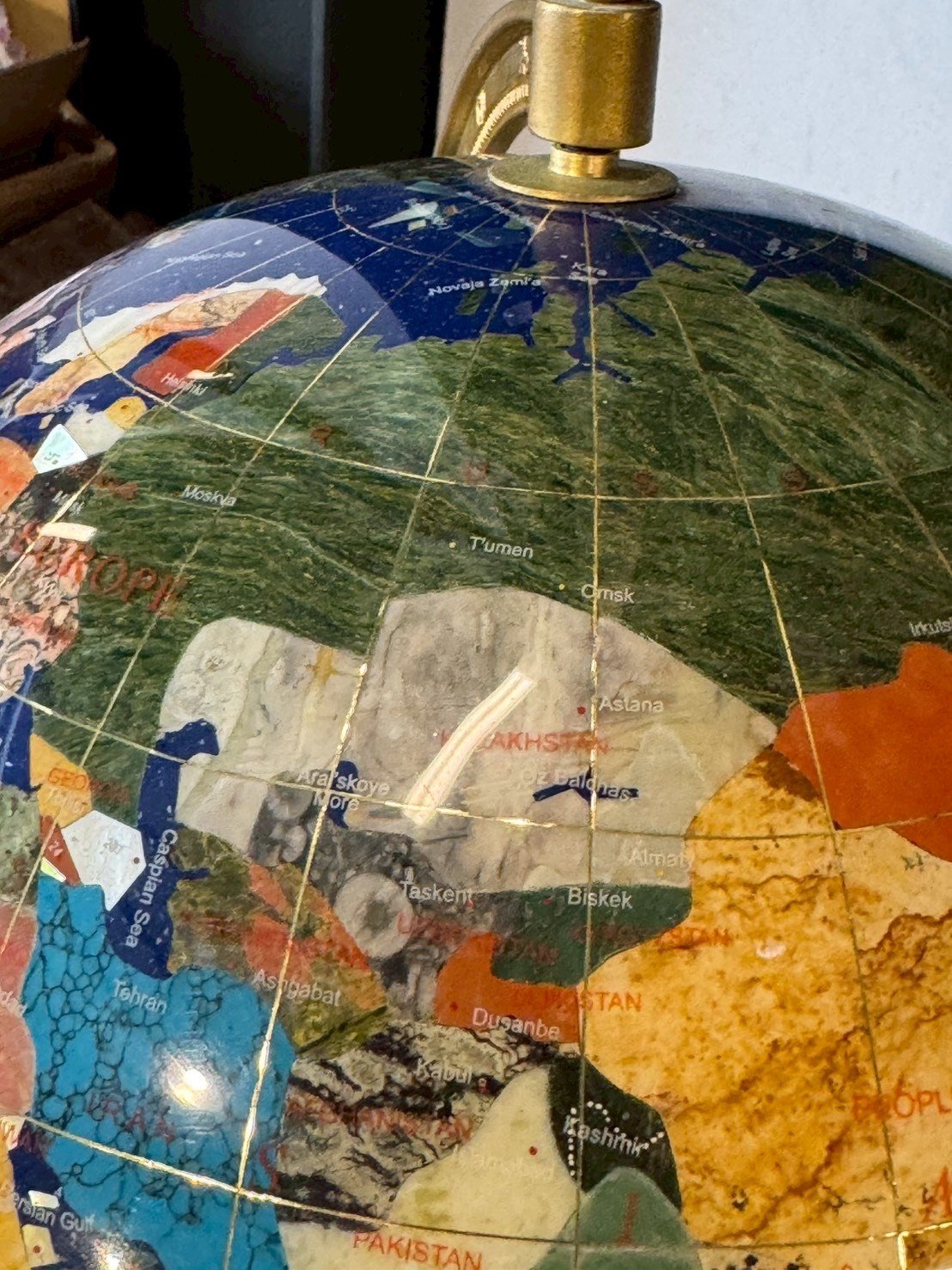 古董 古玩 收藏 大行日本藝術倉儲 歐風地球儀擺飾 寶石拼貼地球儀 礦石拼貼地球儀 精品地球儀擺件 書房地球儀裝飾 復古地球儀擺飾 歐式書房擺件 店面展示地球儀 商業空間裝飾擺件 高級地球儀收藏