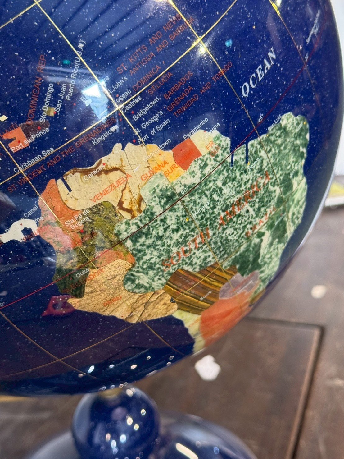 古董 古玩 收藏 大行日本藝術倉儲 歐風地球儀擺飾 寶石拼貼地球儀 礦石拼貼地球儀 精品地球儀擺件 書房地球儀裝飾 復古地球儀擺飾 歐式書房擺件 店面展示地球儀 商業空間裝飾擺件 高級地球儀收藏