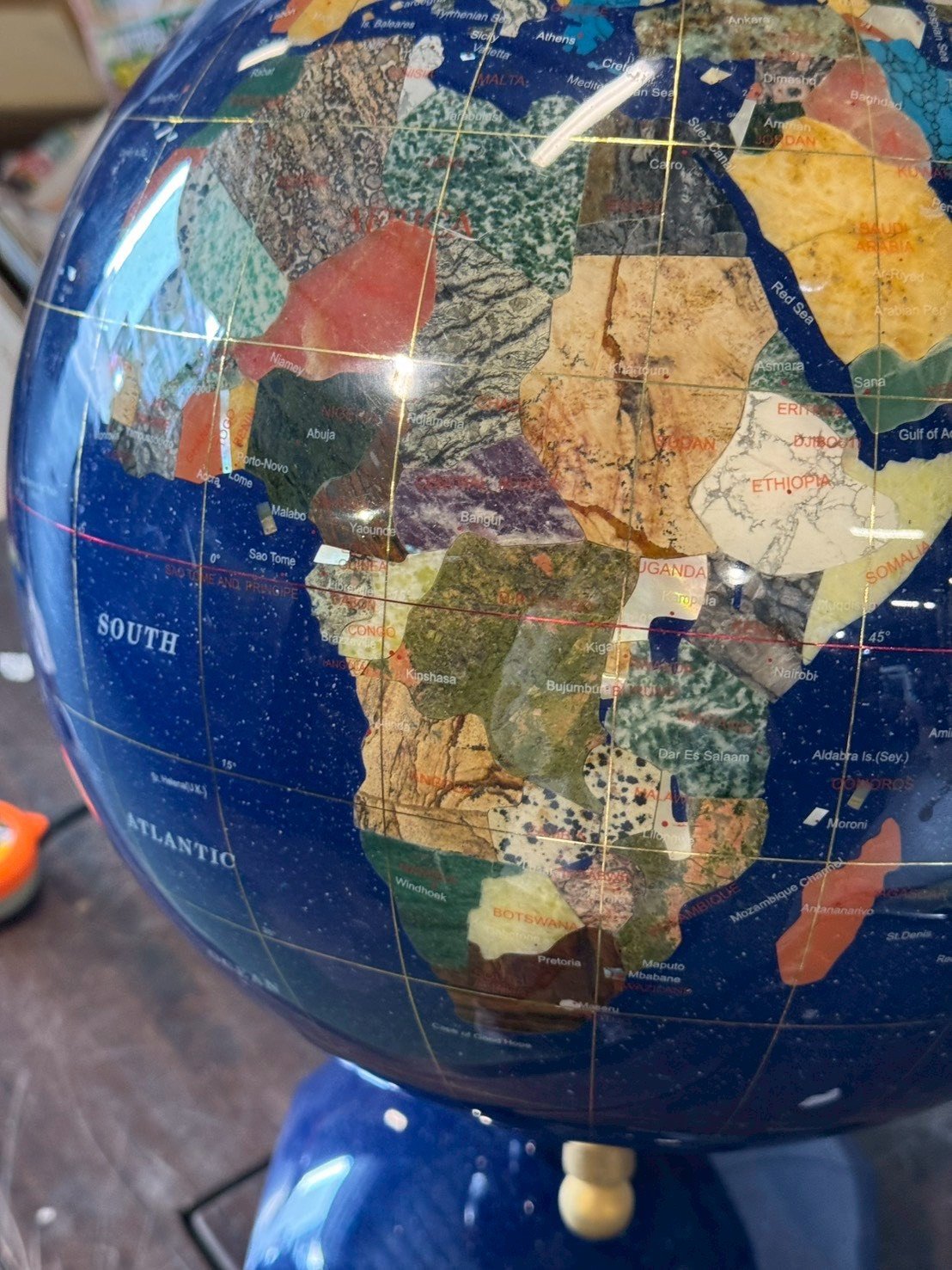 古董 古玩 收藏 大行日本藝術倉儲 歐風地球儀擺飾 寶石拼貼地球儀 礦石拼貼地球儀 精品地球儀擺件 書房地球儀裝飾 復古地球儀擺飾 歐式書房擺件 店面展示地球儀 商業空間裝飾擺件 高級地球儀收藏