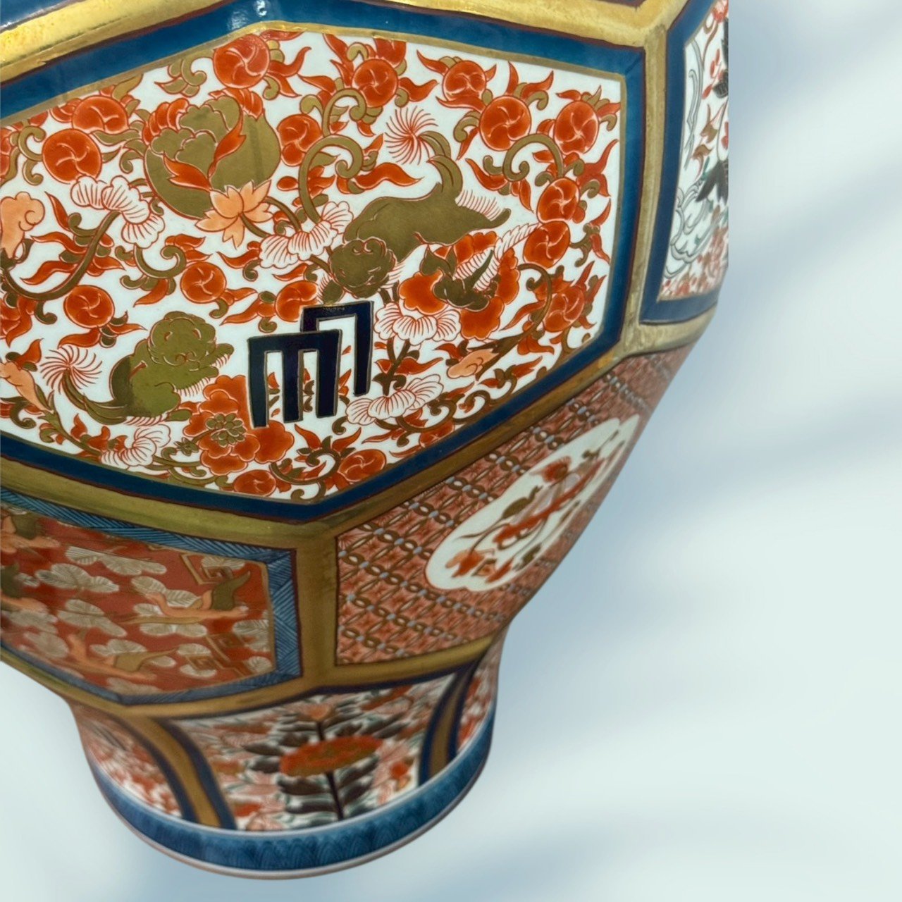 古董 古玩 收藏 大行日本藝術倉儲 日本古伊萬里花瓶 伊萬里燒大花瓶 金襴手伊萬里 日本古董花瓶 伊萬里燒收藏 舞右衛門作花瓶 日式大型花瓶擺飾 玄關端景花瓶 日本料理店裝飾花瓶 和風空間陳列擺件