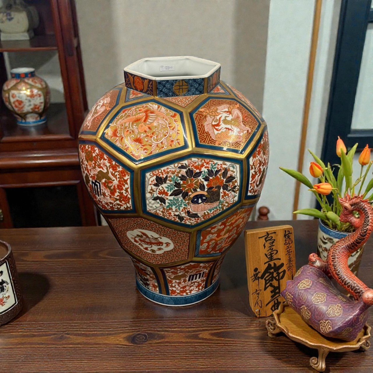 古董 古玩 收藏 大行日本藝術倉儲 日本古伊萬里花瓶 伊萬里燒大花瓶 金襴手伊萬里 日本古董花瓶 伊萬里燒收藏 舞右衛門作花瓶 日式大型花瓶擺飾 玄關端景花瓶 日本料理店裝飾花瓶 和風空間陳列擺件