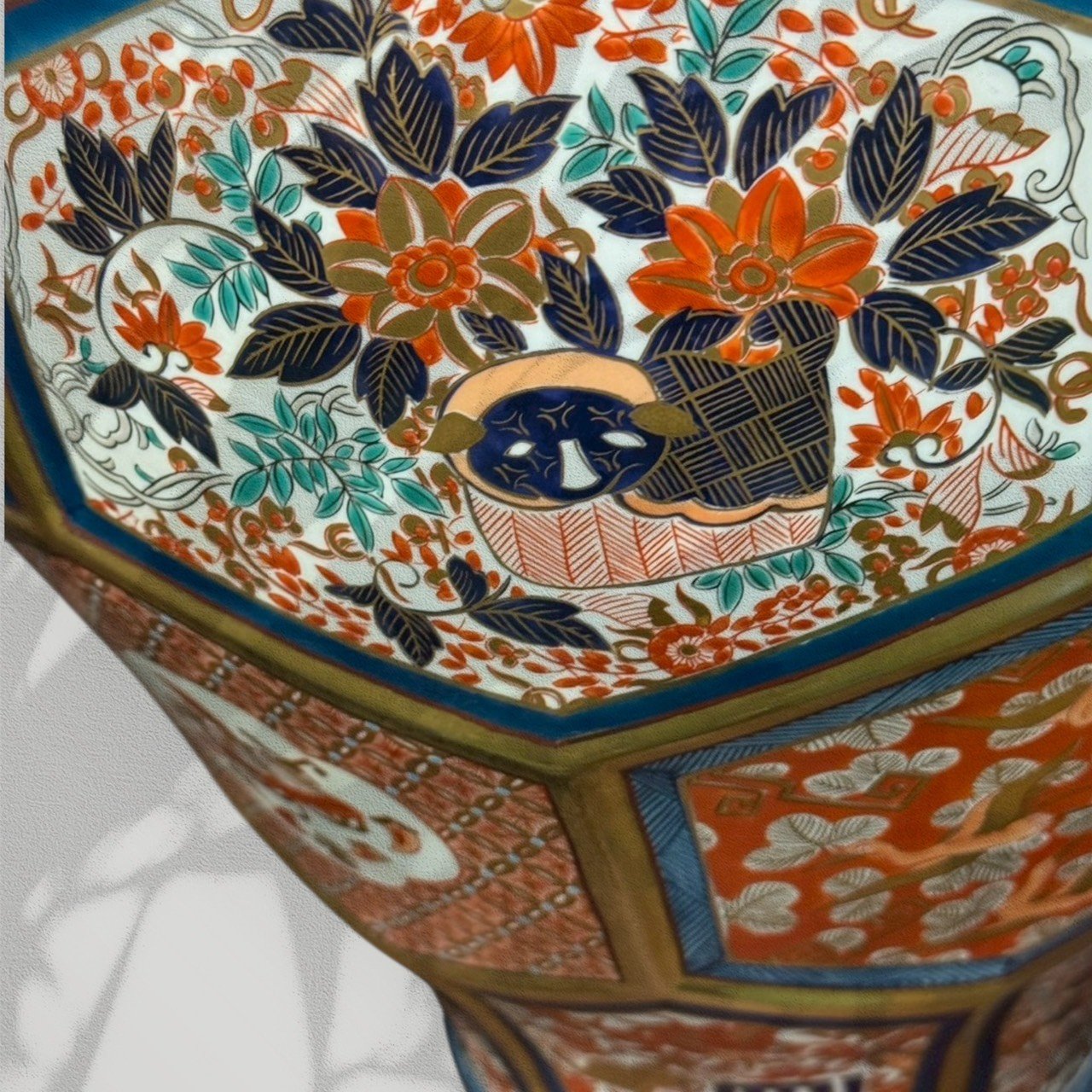 古董 古玩 收藏 大行日本藝術倉儲 日本古伊萬里花瓶 伊萬里燒大花瓶 金襴手伊萬里 日本古董花瓶 伊萬里燒收藏 舞右衛門作花瓶 日式大型花瓶擺飾 玄關端景花瓶 日本料理店裝飾花瓶 和風空間陳列擺件