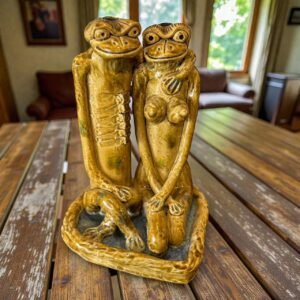 古董 古玩 收藏 大行日本藝術倉儲 日本昭和期河童擺件 雙人河童陶藝 河童陶製雕塑 日本妖怪陶偶 昭和復古陶藝擺件 日本民藝陶製擺飾 和風妖怪擺件 居酒屋裝飾擺件 日式店面佈置公仔 昭和風收藏擺件