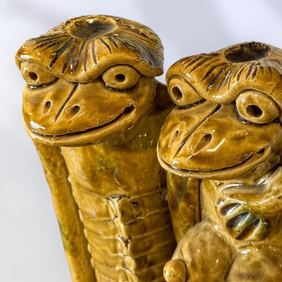 古董 古玩 收藏 大行日本藝術倉儲 日本昭和期河童擺件 雙人河童陶藝 河童陶製雕塑 日本妖怪陶偶 昭和復古陶藝擺件 日本民藝陶製擺飾 和風妖怪擺件 居酒屋裝飾擺件 日式店面佈置公仔 昭和風收藏擺件