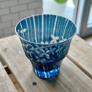 古董 古玩 收藏 大行日本藝術倉儲 日本切子玻璃杯 昭和風玻璃杯 日本清酒杯 藍色切子酒杯 日本老件玻璃器 日本復古酒器 日式餐桌擺設 日本古物收藏 切子玻璃花紋 日式生活美學