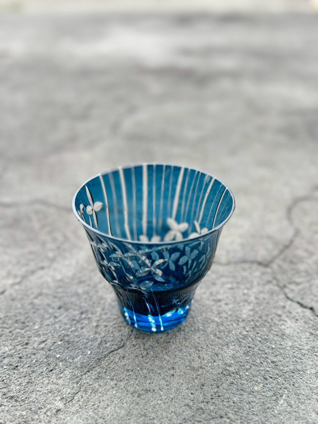 古董 古玩 收藏 大行日本藝術倉儲 日本切子玻璃杯 昭和風玻璃杯 日本清酒杯 藍色切子酒杯 日本老件玻璃器 日本復古酒器 日式餐桌擺設 日本古物收藏 切子玻璃花紋 日式生活美學