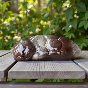 古董 古玩 收藏 大行日本藝術倉儲 昭和民藝風擺件 日本陶製貓擺飾 昭和貓咪擺件 日式手作陶藝 日本老件裝飾 療癒系居家擺設 日式復古家居 貓主題收藏 日本民藝陶器 店面陳列擺飾