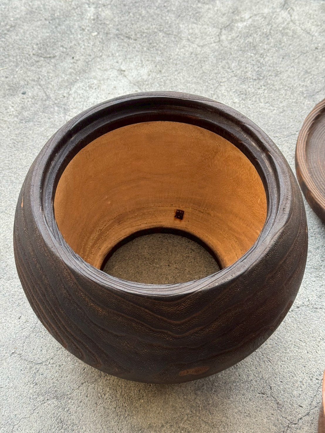 古董 古玩 收藏 大行日本藝術倉儲 日本昭和期火鉢 梧桐木火鉢 日式木製火鉢 昭和老件木作 和室擺設器物 日本古物火鉢 侘寂風居家佈置 日式茶席道具 含銅膽火鉢 日式復古家居收藏